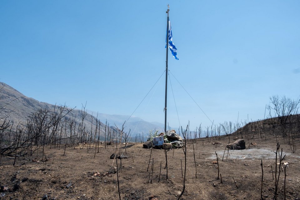 Το σημείο στην Κρύα Βρύση του Ρεθύμνου όπου έχασαν εν ώρα καθήκοντος την ζωή τους οι δύο πυροσβέστες -  (ΑΝΤΩΝΗΣ ΖΟΥΡΙΔΑΚΗΣ / EUROKINISSI)