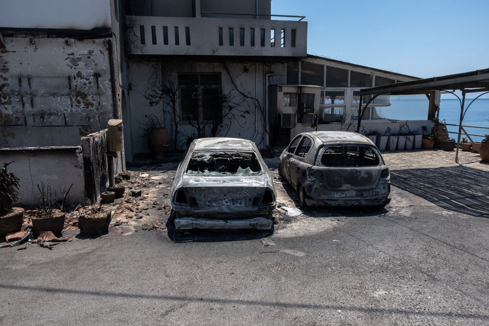 Εικόνες καταστροφής στο Ρέθυμνο από την φονική πυρκαγιά στην Κρύα Βρύση – Αγιο Παύλο – Κρανίου τόπος, καμένα σπίτια και επιχειρήσεις 