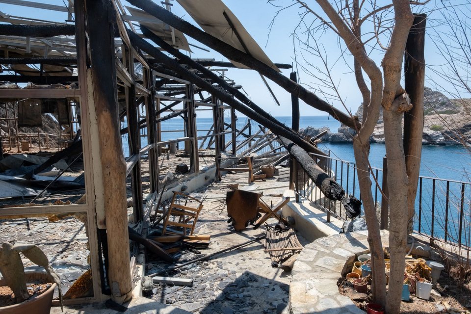 Εικόνες καταστροφής στο Ρέθυμνο από την φονική πυρκαγιά στην Κρύα Βρύση – Αγιο Παύλο – Κρανίου τόπος, καμένα σπίτια και επιχειρήσεις 