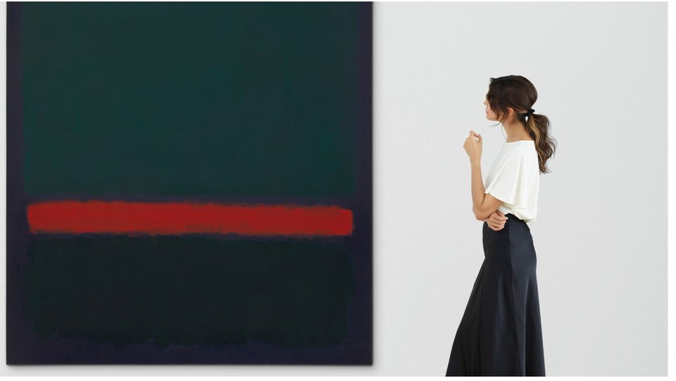 Μπροστά στον πίνακα του Mark Rothko με τίτλο No. 15 (Two Greens and Red Stripe) / Φωτογραφία: Christie's