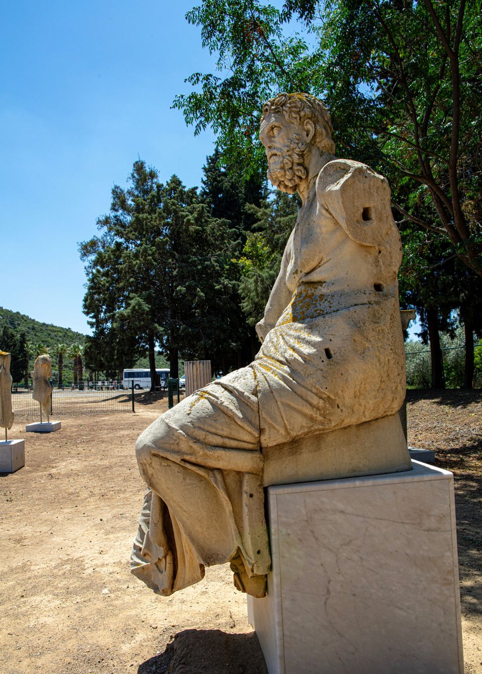 Άγαλμα του Ομήρου στα ερείπια του  του Απόλλωνα στην Κλάρο (περιοχή Μεντερές, κοντά στο σημερινό Αχμέτμπεϊλι Σμύρνης) – Το άγαλμα  χρονολογείται στον 4ο αιώνα π.Χ. και φυλάσσεται σήμερα στο Μουσείο Τέχνης και Γλυπτικής της Σμύρνης - Φωτ: Shutterstock 