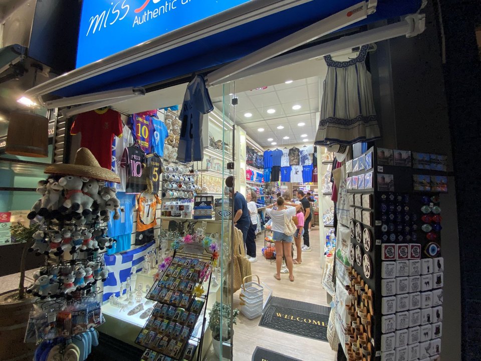 Τουρίστες στο κατάστημα σουβενίρ του Ραφαήλ - Συμεών Θεοφανίδη στη Θεσσαλονίκη – ΑΠΕ/ΜΠΕ