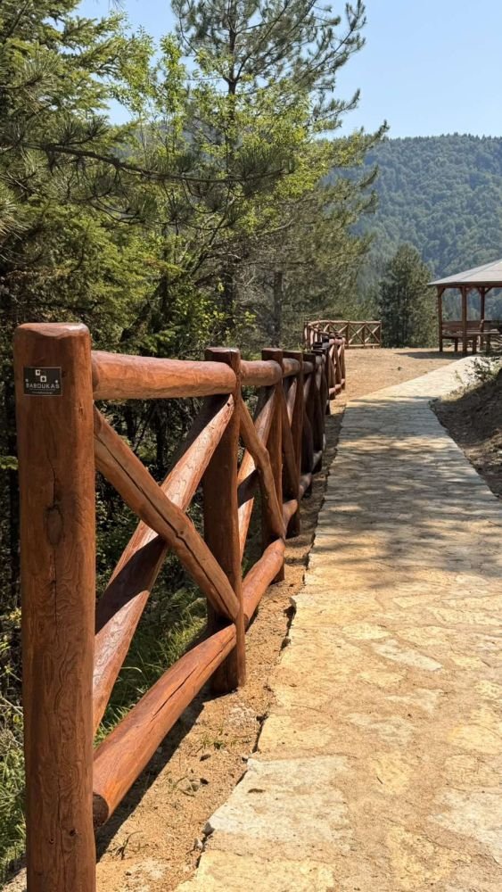 Το καλντερίμι που συνδέει το σημείο με τον οικισμό πλακοστρώθηκε, ενώ τοποθετήθηκαν νέο ξύλινο κιόσκι και προστατευτικό ξύλινο κιγκλίδωμα