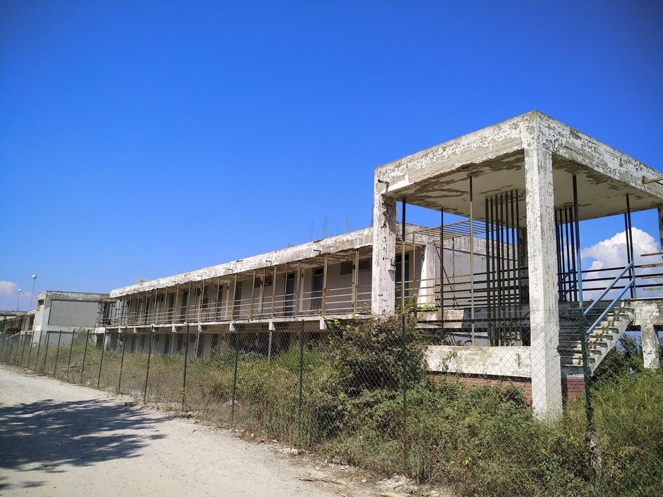 Το ξενοδοχείο Ξενία στο Παλιούρι Χαλκιδικής - Η σημερινή κατάσταση σχεδόν του συνόλου των ξενοδοχειακών υποδομών, κτίρια τα οποία έχουν χαρακτηριστεί διατηρητέα ως νεότερα μνημεία χάρη στην μοναδικότητα της αρχιτεκτονικής του μεταπολεμικού μοντερνισμού, ωστόσο παραμένουν αναξιοποίητα – Wikipedia, δημιουργός Ανδρέας Γκανάτσιος