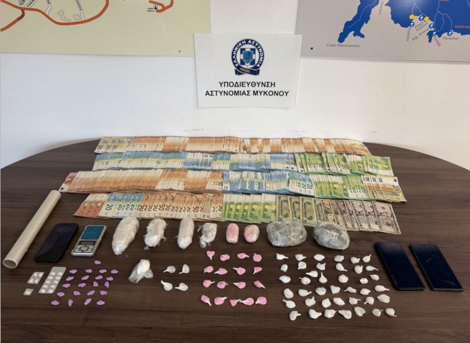 Κατασχέθηκαν 65.900 ευρώ και ναρκωτικές ουσίες