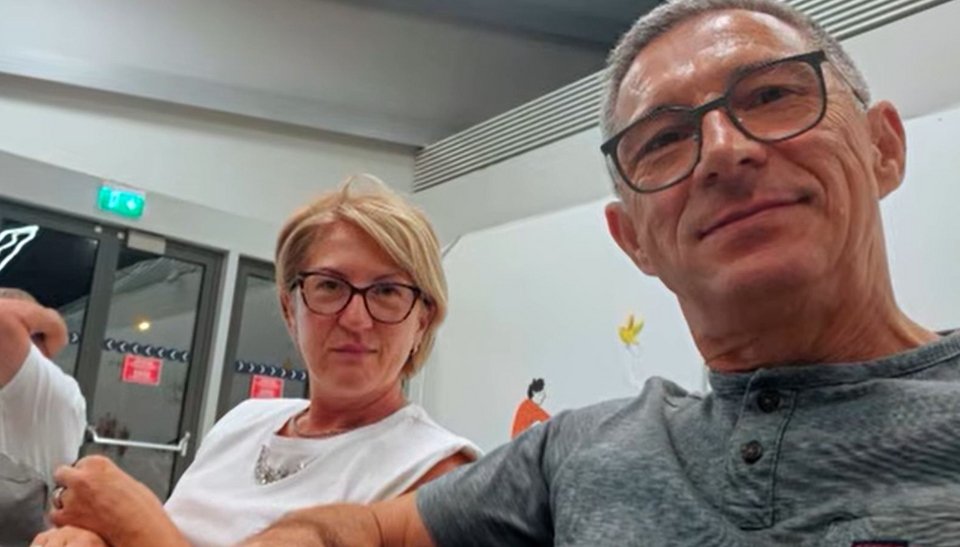 Ο 61χρονος Λιούμπισα Κάροβιτς με τη σύζυγό του λίγο πριν επιβιβαστούν στο αεροπλάνο 