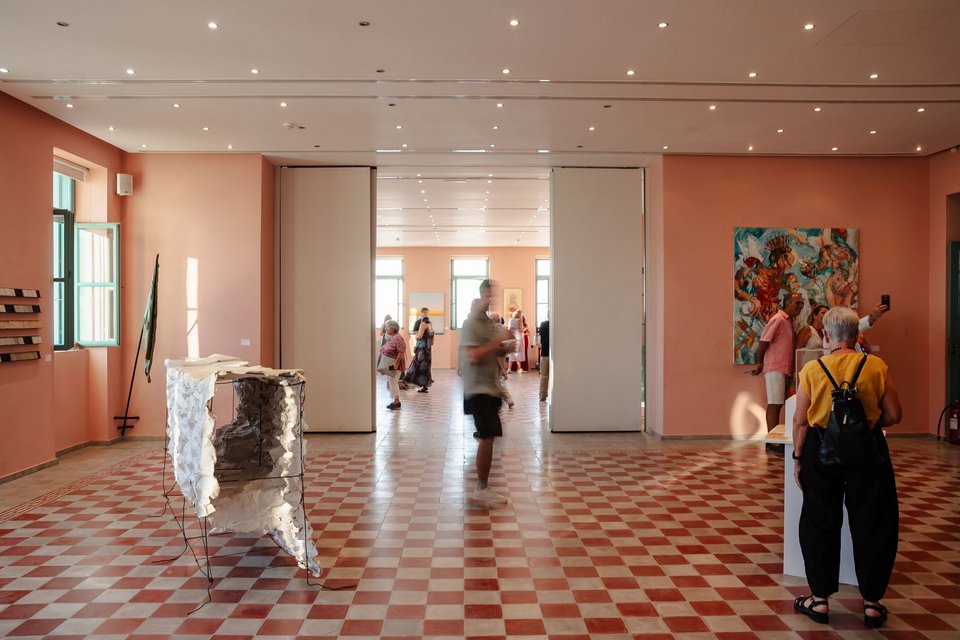 Στιγμιότυπο από τα εγκαίνια της πρώτης Cycladic Biennale στη Νάξο / Φωτογραφία: Apeiranthitis Photography