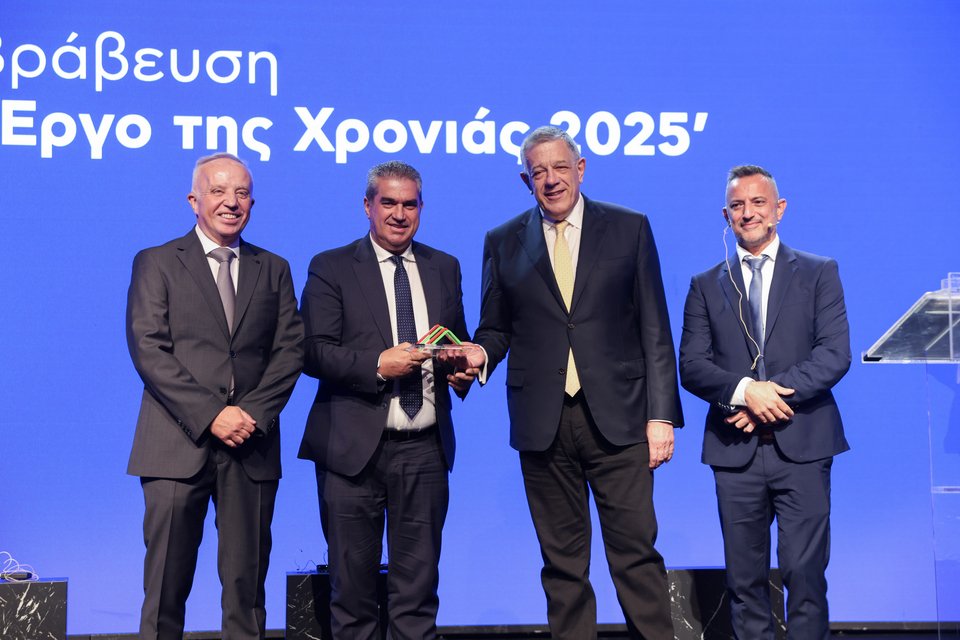 κ. Κωνσταντίνος Μακέδος, Πρόεδρος Επιστημονικής Επιτροπής που ανέδειξε το Πάτρα-Πύργος ως Έργο της Χρονιάς, Πρόεδρος του ΤΜΕΔΕ, κ. Δημήτρης Αναγνώπουλος, Γενικός Γραμματέας Υποδομών, κ. Νίκος Ταχιάος, Υφυπουργός Μεταφορών &amp; Υποδομών, κ. Νίκος Καραγιάννης, Δημοσιογράφος &amp; Ιδρυτής του Ypodomes.com 