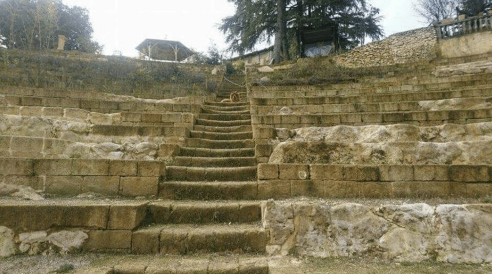Σε έναν γραφικό λόφο, με τη βοήθεια τοπικής κατασκευαστικής εταιρείας, έφτιαξε καθίσματα και σκαλοπάτια που, σύμφωνα με στοιχεία που παρουσιάστηκαν στο δικαστήριο, τεχνητά έκανε να φαίνονται άνω των 2.000 ετών / FACEBOOK