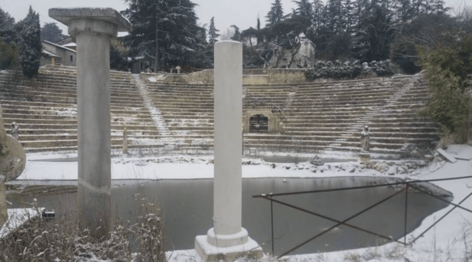Ο χώρος έχει πλέον δεσμευτεί από την δημοτική αρχή και ο Μαλόσο έχει διαταχθεί να κατεδαφίσει το ψεύτικο θέατρο, αν και η τύχη του παραμένει αβέβαιη. Ο δήμαρχος του Αρκουνιάνο δήλωσε πρόσφατα στην La Repubblica ότι δεν σκοπεύει να ξοδέψει δημόσιο χρήμα για την κατεδάφιση / FACEBOOK
