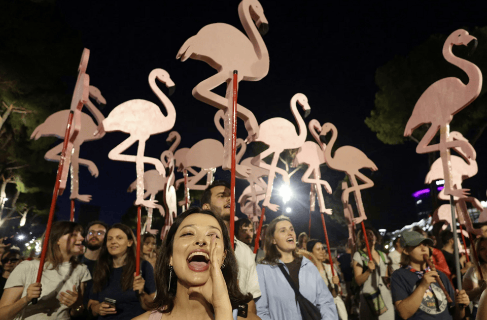 Μέσα σε δύο εβδομάδες οι διαδηλώσεις εξελίχθηκαν από περιβαλλοντική κινητοποίηση σε εθνικό κίνημα εναντίον ολόκληρης της πολιτικής ηγεσίας της χώρας / ΑΡ
