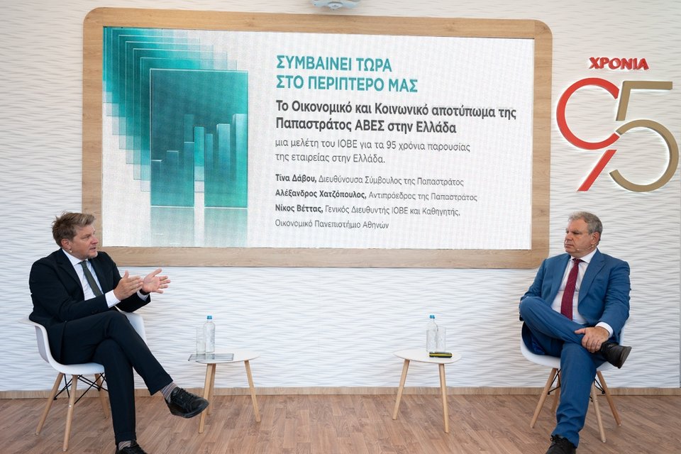 (από αριστερά προς τα δεξιά) Ο Αλέξανδρος Χατζόπουλος, Αντιπρόεδρος της Παπαστράτος και ο Νίκος Βέττας, Γενικός Διευθυντής του ΙΟΒΕ και Καθηγητής στο Οικονομικό Πανεπιστήμιο Αθηνών 