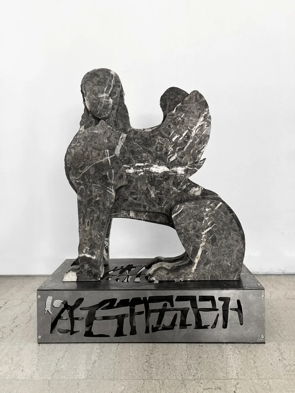 Πέτρος Μώρης, Future Bestiary (Sphinx VI), 2022. Μάρμαρο, χάλυβας. Ευγενική παραχώρηση του καλλιτέχνη