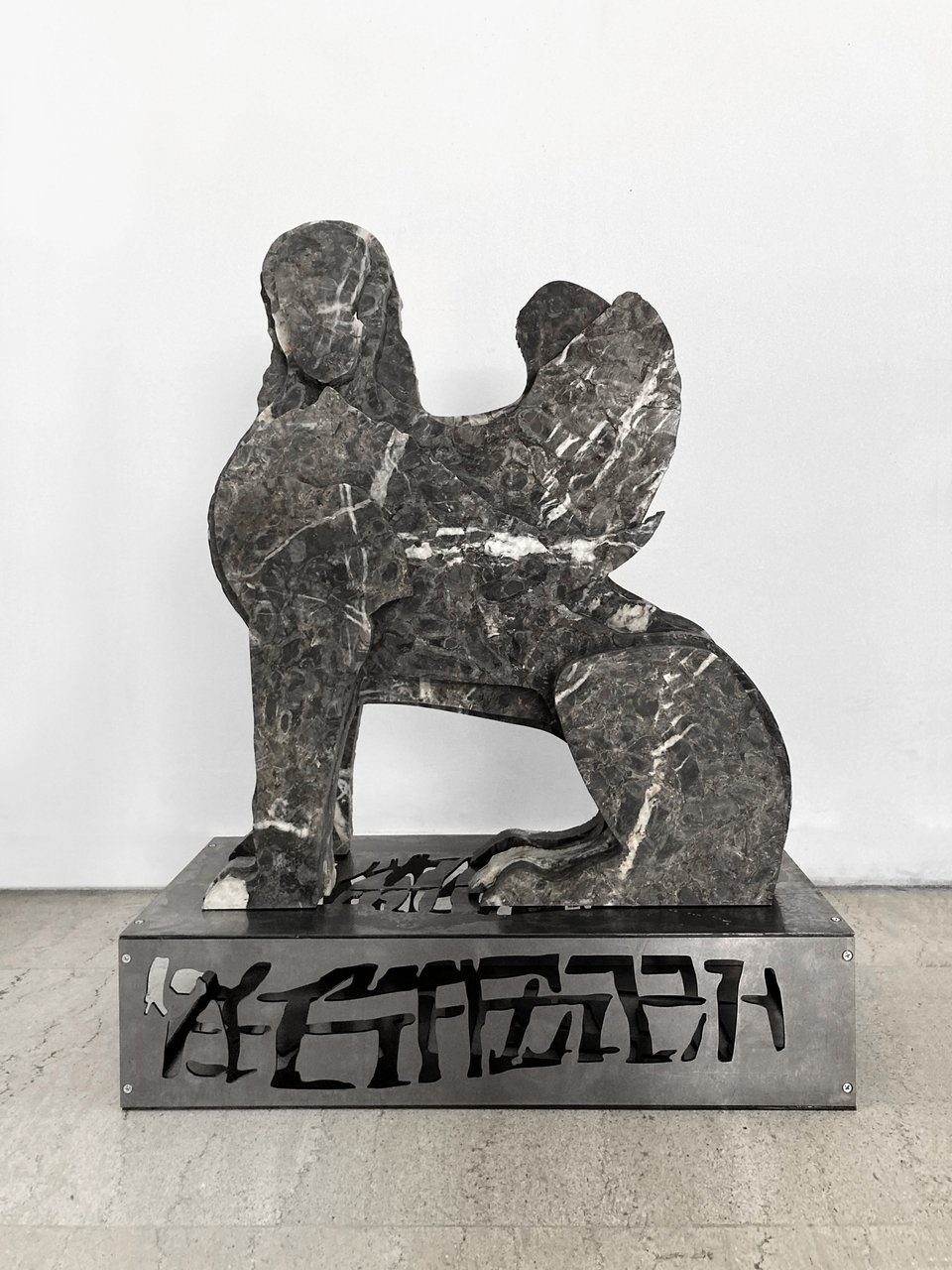 Πέτρος Μώρης, Future Bestiary (Sphinx VI), 2022. Μάρμαρο, χάλυβας. Ευγενική παραχώρηση του καλλιτέχνη