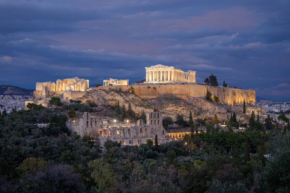 Πίσω της, όμως, όπως αναφέρει το εκτενές άρθρο του Bloomberg, κρύβεται ένα προσεκτικά σχεδιασμένο πλάνο μηνών, με στόχο να μετατρέψει το ελληνικό «success story» της δημοσιονομικής εξυγίανσης σε ισχυρό επιχείρημα προσέλκυσης κεφαλαίων / WIKIPEDIA