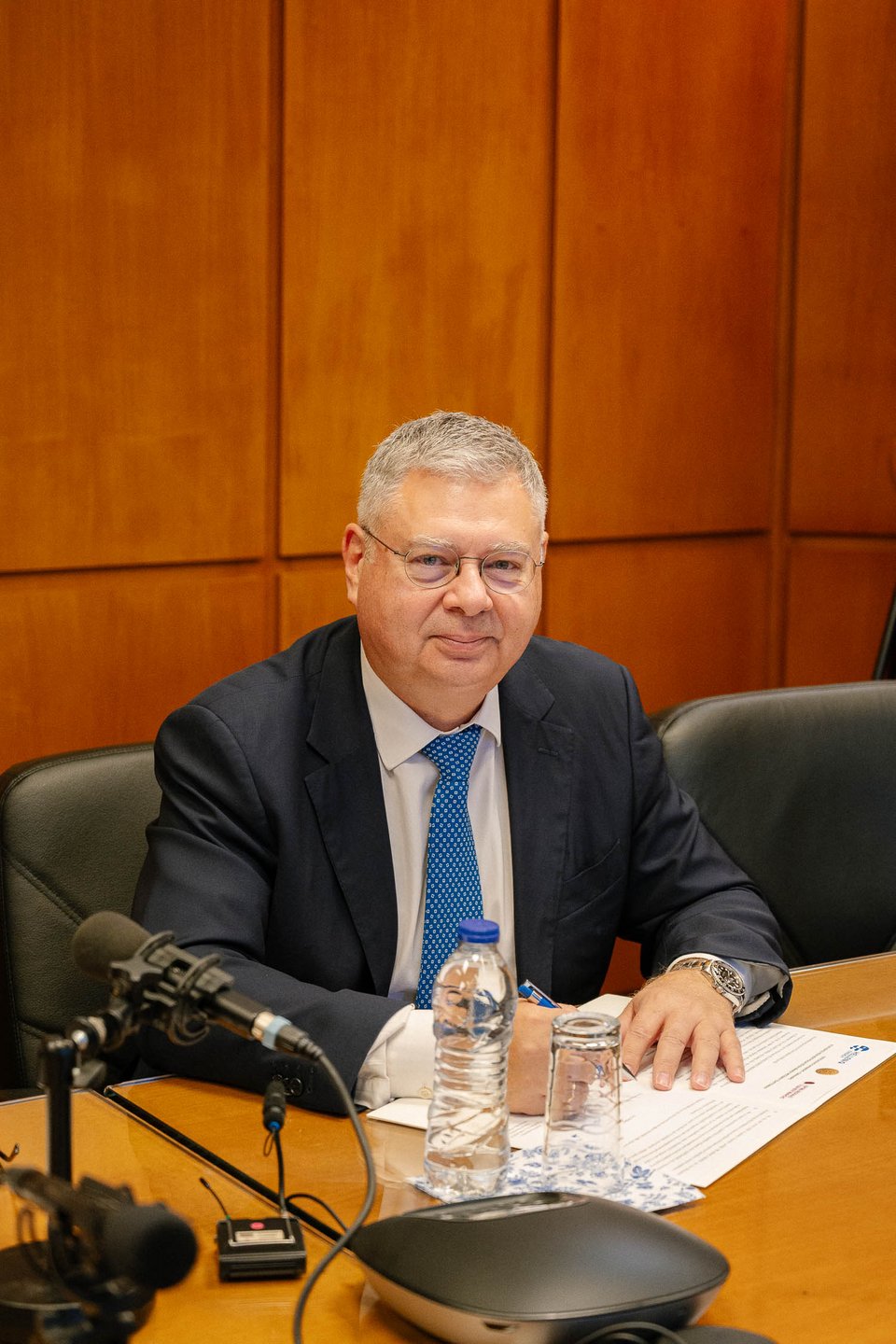 Η υπογραφή του πρωτοκόλλου για την παράδοση της δωρεάς από τον CEO της HELLENiQ ENERGY κ. Ανδρέα Σιάμισιη.