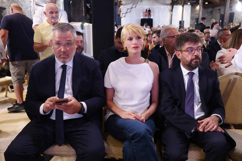 Στο κέντρο η εκπρόσωπος της ΕΛΑΣ Θεώνη Κουφονικολάκου