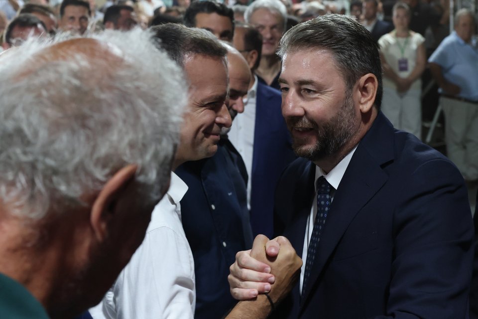 Θερμή χειραψία του Νίκου Ανδρουλάκη με τον δήμαρχο ΑΘηναίων και βασικό εσωκομματικό αντίπαλο Χάρη Δούκα / Φωτογραφία: Intimenews