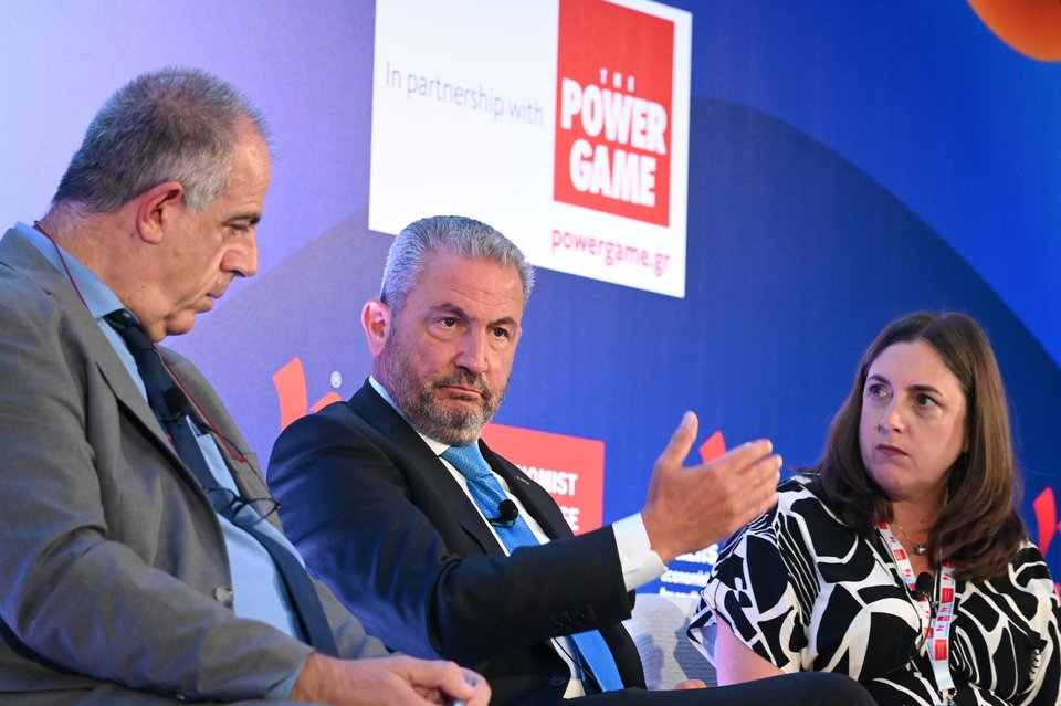 O Aλέξανδρος Εξάρχου με τον διευθυντή του Power Game Φώτη Κόλλια και την Διευθύντρια Σύνταξης Λαλέλα Χρυσανθοπούλου