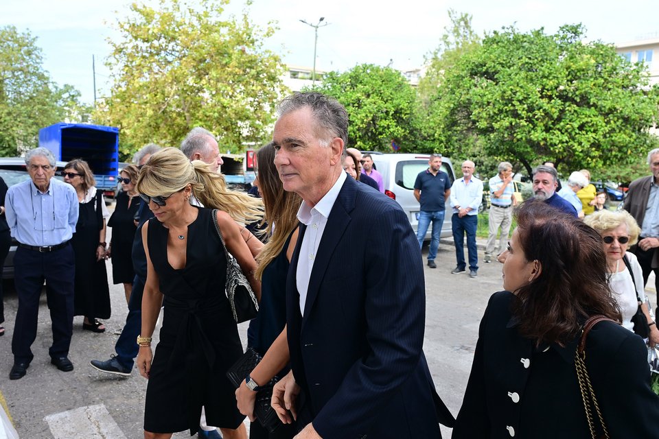 Ο Νίκος Παπανδρέου με τη σύζυγό του και την κόρη τους στη μέση