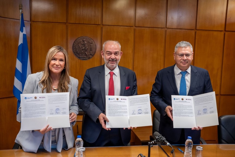 Στιγμιότυπο από την τελετή υπογραφής. Διακρίνονται η Πρόεδρος του Ιδρύματος Νεολαίας και Δια Βίου Μάθησης, κα Άννα Ροκοφύλλου, στο μέσον ο Πρύτανης του ΕΜΠ, Καθηγητής κ. Ιωάννης Χατζηγεωργίου και δίπλα του ο Διευθύνων Σύμβουλος της HELLENiQ ENERGY κ. Ανδρέας Σιάμισιης.