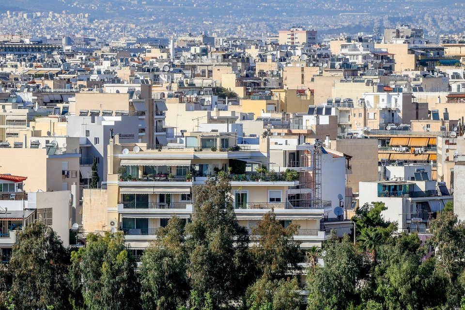 Η διάγνωση των ερευνητών, βασισμένη στην ανάλυση περισσότερων από 22 εκατομμυρίων αγγελιών ακινήτων σε 31 ευρωπαϊκές χώρες, «ζωγραφίζει» την εικόνα μιας ηπείρου βυθισμένης σε σοβαρή στεγαστική κρίση, όπου η αγορά σπιτιού έχει πάψει να είναι ένα φυσικό βήμα ζωής και έχει μετατραπεί σε έναν στόχο όλο και πιο δύσκολο να επιτευχθεί / INTIME