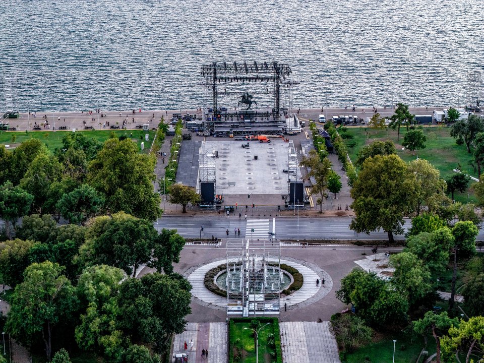 Το stage που στήνεται για τη συναυλία του Αντώνη Ρέμου