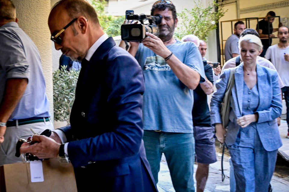 Ο ιδιοκτήτης του ιατρείου στο Κολωνάκι φτάνει στο σημείο μαζί με τη σύζυγό του  / Φωτογραφία: ΜΙΧΑΛΗΣ ΠΑΠΑΝΙΚΟΛΑΟΥ / EUROKINISSI 