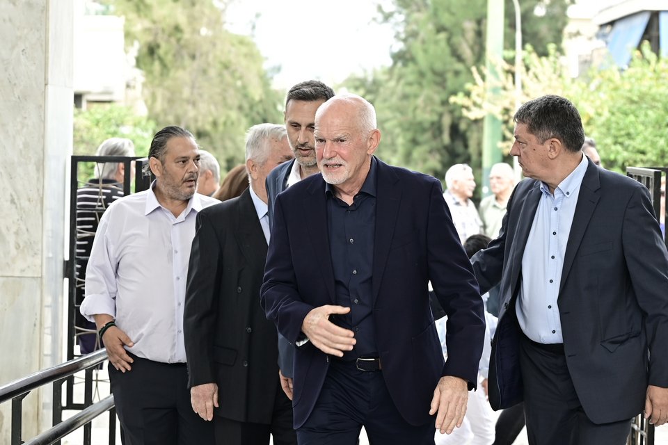 Ο Γιώργος Παπανδρέου φτάνει στο Α΄Νεκροταφείο
