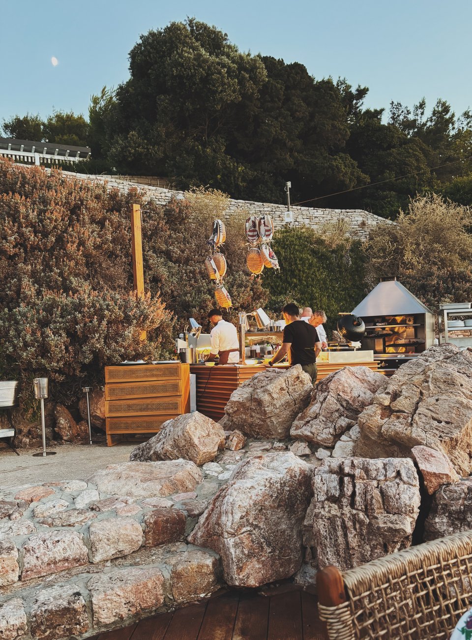 Η μετακινούμενη κουζίνα του Θοδωρή Παπανικολάου, στο Zolotas Beach, στήνεται κάθε απόγευμα πάνω στα βράχια και ξεστήνεται τα μεσάνυχτα / Φωτογραφία: Μάνος Λειβαδάρος/iefimerida