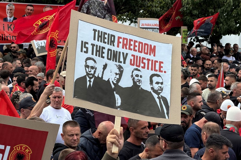 Λαϊκή συγκέντρωση στην Πρίστινα σε ένδειξη υποστήριξης στον πρώην πρόεδρο Χασίμ Θάτσι και τους άλλους κατηγορούμενους του UCK, ενόψει της ετυμηγορίας σήμερα στην Χάγη, Κόσοβο, 12 Σεπτεμβρίου 2026. (AP Photo/Zana Cimili)