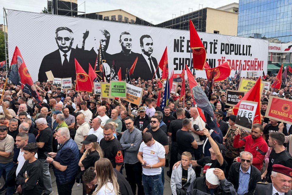 Λαϊκή συγκέντρωση στην Πρίστινα σε ένδειξη υποστήριξης στον πρώην πρόεδρο Χασίμ Θάτσι και τους άλλους κατηγορούμενους του UCK, ενόψει της ετυμηγορίας σήμερα στην Χάγη, Κόσοβο, 12 Σεπτεμβρίου 2026. (AP Photo/Zana Cimili)