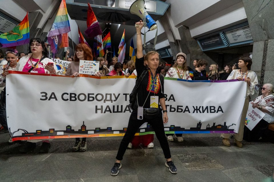Ακτιβιστές ΛΟΑΤΚΙ+ κάνουν πορεία σε υπόγειο σταθμό του μετρό για να προστατευτούν από τις ρωσικές τακτικές αεροπορικές επιθέσεις , Χάρκοβο Ουκρανία, Σάββατο 12 Σεπτεμβρίου 2026. (AP Photo/Andrii Marienko)