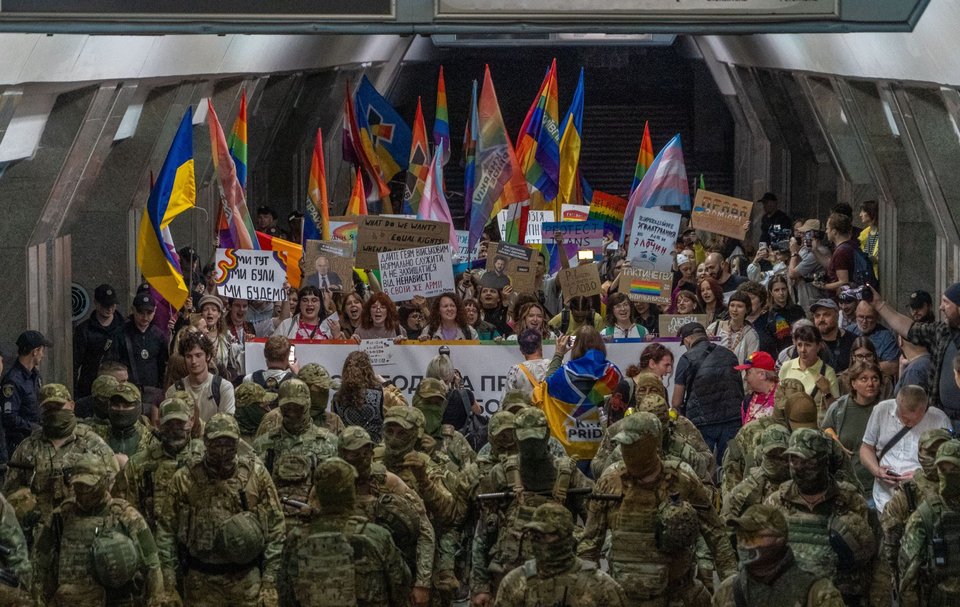Αστυνομικοί περιφρουρούν την πορεία Pride σε υπόγειο σταθμό του μετρό στο κέντρο του Χάρκοβο Ουκρανίας, Σάββατο 12 Σεπτεμβρίου 2026. (AP Photo/Andrii Marienko)
