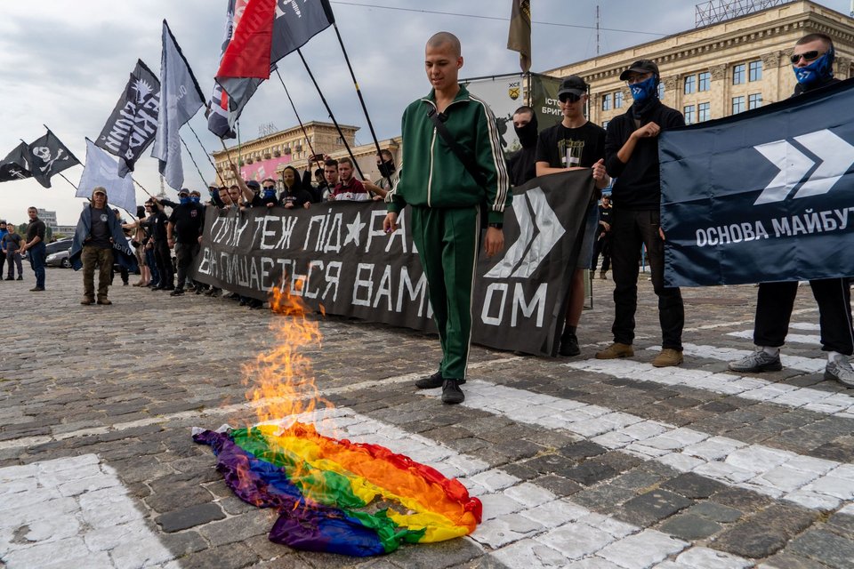Ουκρανοί υπερεθνικιστές καίνε μια σημαία ΛΟΑΤΚΙ+ στο κέντρο του Χάρκοβο της Ουκρανίας, Σάββατο 12 Σεπτεμβρίου 2026. (AP Photo/Andrii Marienko)