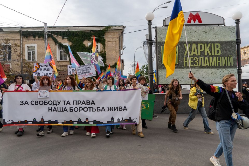 Ακτιβιστές ΛΟΑΤΚΙ+ στην πορεία Pride στο Χάρκοβο, Ουκρανία, Σάββατο 12 Σεπτεμβρίου 2026. (AP Photo/Andrii Marienko)