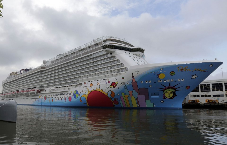 Το κρουαζιερόπλοιο Norwegian Breakaway με  θέμα τη Νέα Υόρκη, διακοσμημένο από τον Πίτερ Μαξ, απεικονίζει τον ορίζοντα της πόλης και το Άγαλμα της Ελευθερίας. (AP Photo/Richard Drew, Νέα Υόρκη, 8 Μαΐου 2013.)