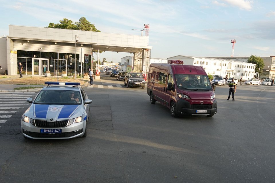 Το σκούρο κόκκινο βαν μεταφέρει τη σορό του πρώην σερβοβόσνιου στρατηγού πολέμου, Ράτκο Μλάντιτς, στο Βελιγράδι της Σερβίας, Πέμπτη 3 Σεπτεμβρίου 2026. (AP Photo/Darko Vojinovic)