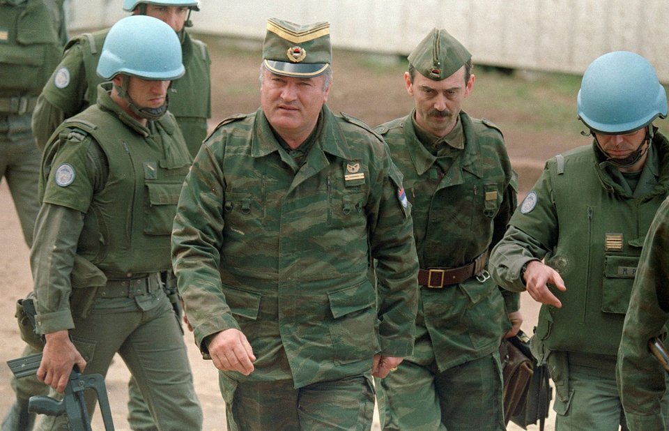 Φωτογραφία αρχείου της 12ης Απριλίου 1993: O στρατηγός του σερβικού στρατού της Βοσνίας, Ράτκο Μλάντιτς, φτάνει σε μια συνάντηση υπό την αιγίδα του ΟΗΕ στο αεροδρόμιο του Σεράγεβο (AP Photo/Michael Stravato)