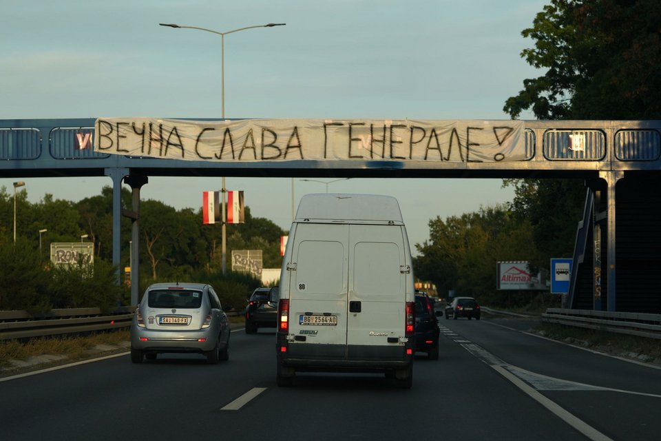 Πανό σε πεζογέφυρα που γράφει: «Αιώνια δόξα, Στρατηγέ! (πρώην Σερβοβόσνιος στρατηγός πολέμου Ράτκο Μλάντιτς)» στο Βελιγράδι, Σερβία, Πέμπτη, 3 Σεπτεμβρίου 2026. (AP Photo/Darko Vojinovic)