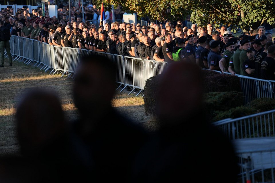 Πλήθος στην ουρά για το λαϊκό προσκύνημα στη σορό του Μλάντιτς στο Βελιγράδι, 7 Σεπτέμβριου 2026, Σερβία  (AP Photo/Marko Drobnjakovic) 