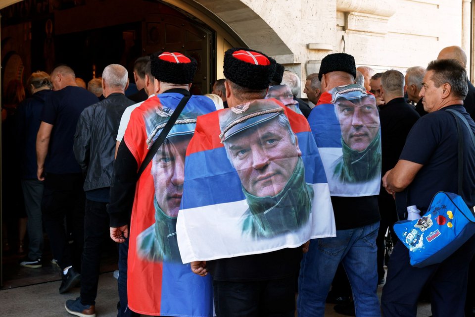 Πλήθος στην ουρά για το λαϊκό προσκύνημα στη σορό του Μλάντιτς στο Βελιγράδι, 7 Σεπτέμβριου 2026, Σερβία  (AP Photo/Marko Drobnjakovic) 