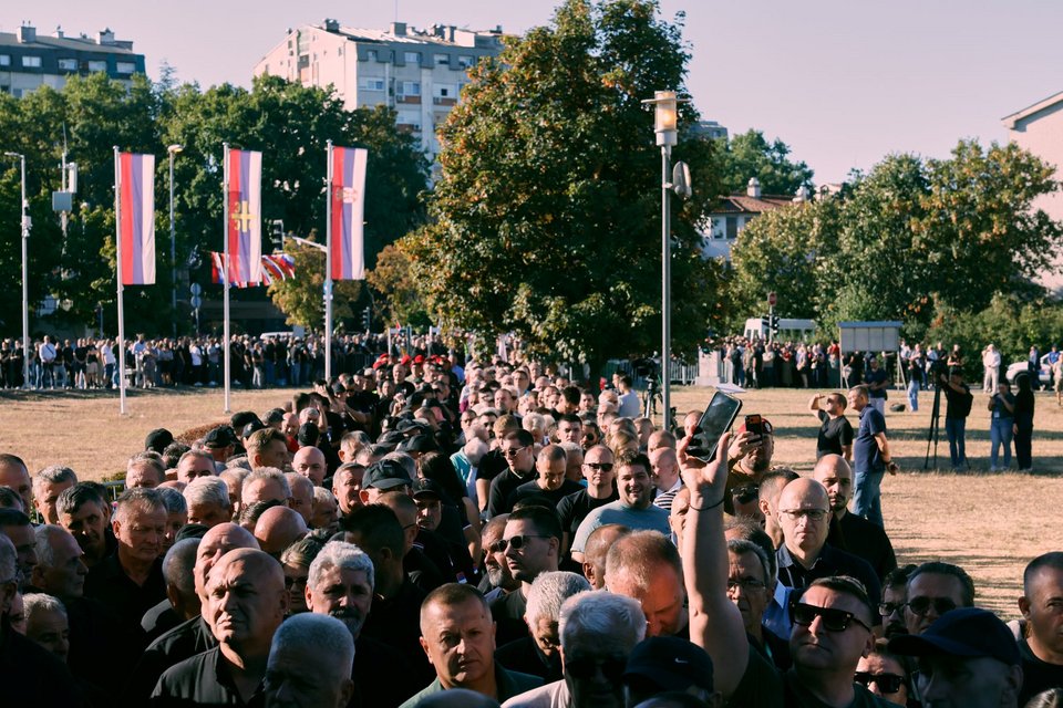 Πλήθος στην ουρά για το λαϊκό προσκύνημα στη σορό του Μλάντιτς στο Βελιγράδι, 7 Σεπτέμβριου 2026, Σερβία  (AP Photo/Marko Drobnjakovic) 