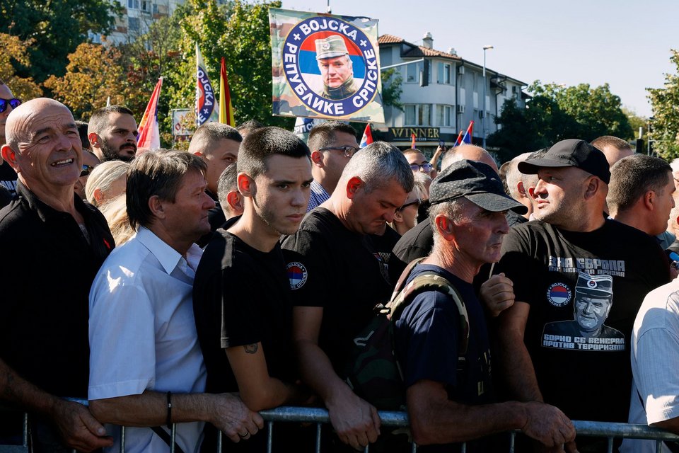 Πλήθος στην ουρά για το λαϊκό προσκύνημα στη σορό του Μλάντιτς στο Βελιγράδι, 7 Σεπτέμβριου 2026, Σερβία (AP Photo/Marko Drobnjakovic) 