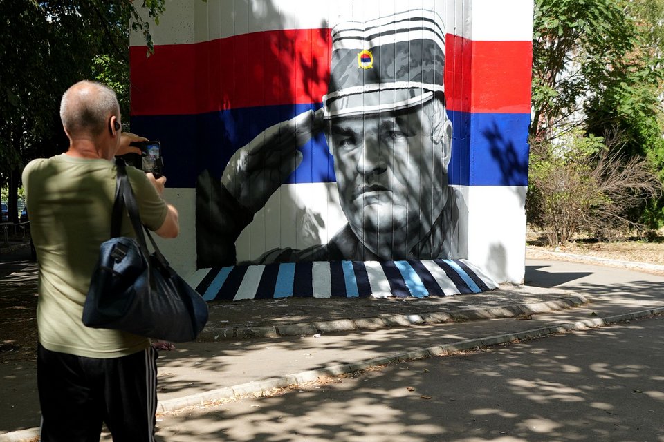 Τοιχογραφία που απεικονίζει τον πρώην σερβοβόσνιο στρατηγό πολέμου Ράτκο Μλάντιτς στο Βελιγράδι της Σερβίας, Τετάρτη 2 Σεπτεμβρίου 2026. (AP Photo/Darko Vojinovic)