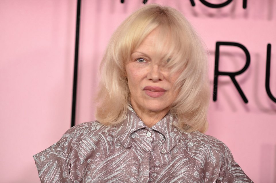Η Πάμελα Άντερσον φτάνει στα βραβεία Fashion Trust US την Τρίτη 7 Απριλίου 2026 στο Λος Άντζελες. (Φωτογραφία από τον Richard Shotwell/Invision/AP)