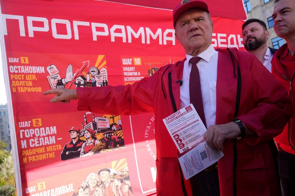 Ο ηγέτης του Ρωσικού Κομμουνιστικού Κόμματος, Γκενάντι Ζιουγκάνοφ, σε συνάντηση με υποστηρικτές του κόμματος στη Μόσχα ενόψει των βουλευτικών εκλογών, Τετάρτη 16 Σεπτεμβρίου 2026 (AP Photo/Pavel Bednyakov)