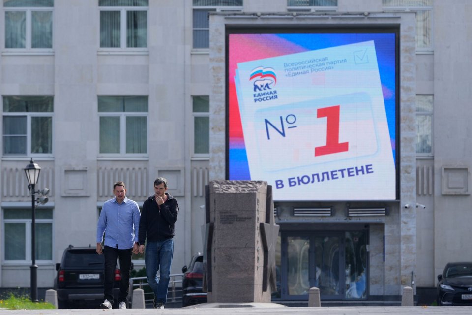 Ψηφιακή προεκλογική πινακίδα του κόμματος «Ενωμένη Ρωσία» στη Μόσχα, ενόψει των βουλευτικών εκλογών, Δευτέρα 14 Σεπτεμβρίου 2026 (AP Photo/Pavel Bednyakov) 