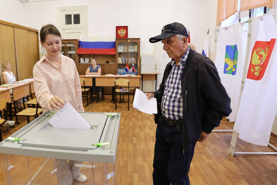 Ψηφοφόροι στην κάλπη για τις βουλευτικές εκλογές στο Βλαδιβοστόκ της Ρωσίας, Παρασκευή 18 Σεπτεμβρίου 2026 / Φωτογραφία: AP