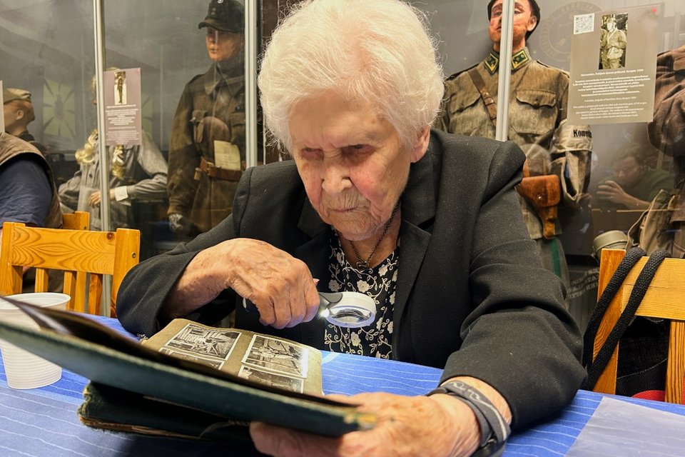 Η Πίρκο Νάουκαρινεν,102 ετών, μια Φινλανδή βετεράνος πολέμου, κοιτάζει φωτογραφίες από τον Β’ Παγκόσμιο Πόλεμο σε ένα μουσείο στο Κουόπιο της Φινλανδίας